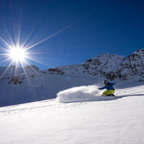 Skifahrer im Pitztal mit Sonnenstrahlen im Hintergrund