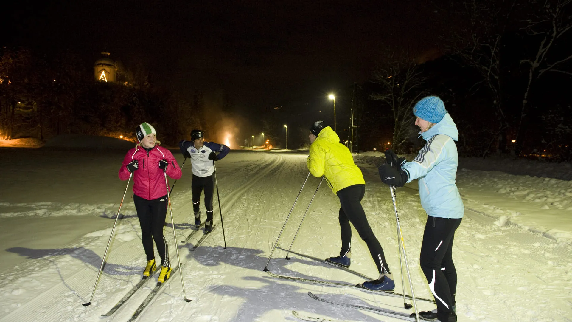 Langlaufende Personen bei Nacht in Mayrhofen-Hippach