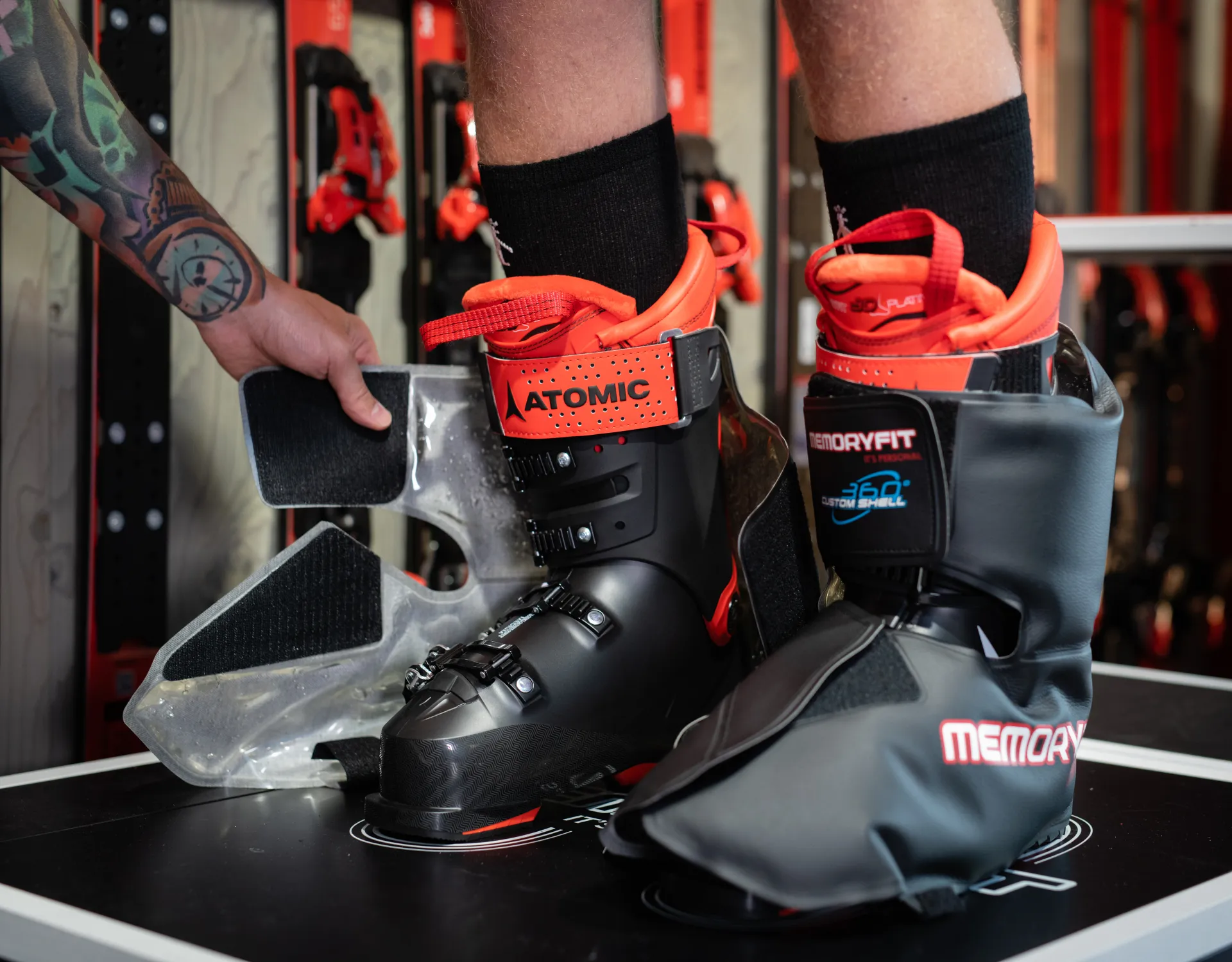 Skischuhe mit Memory Fit und Atomic-Logo auf einem Tisch